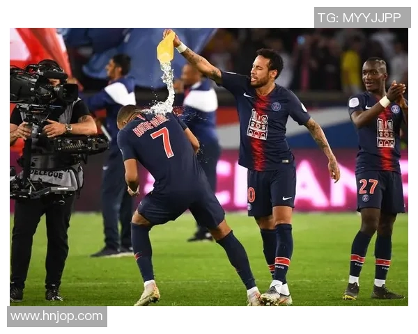 巴黎圣日耳曼与曼联的历史交锋回顾与战绩分析 巴黎圣日耳曼与曼联的历史交锋回顾与战绩分析